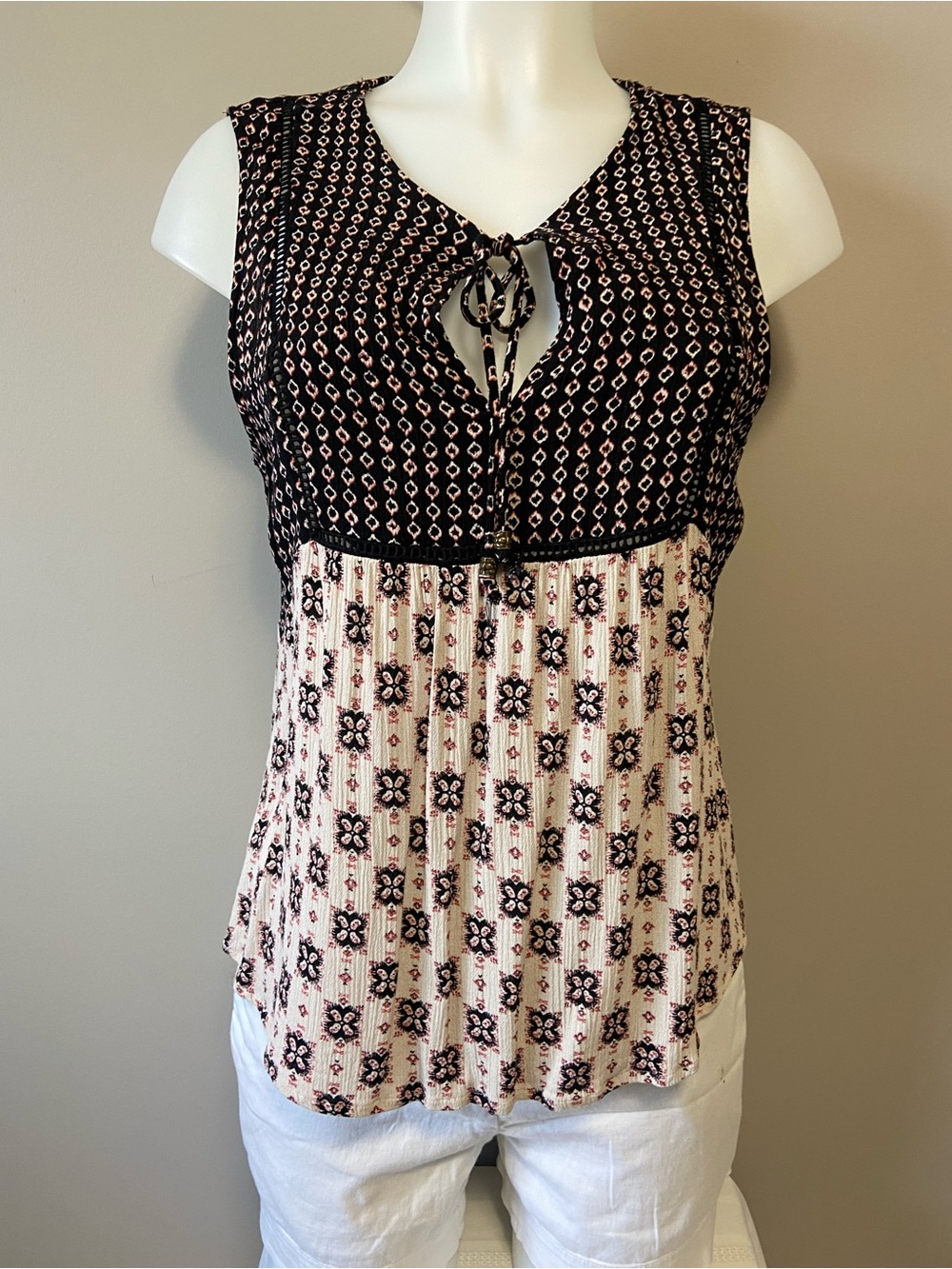 Mixed-Print Tie-Front Sleeveless Tank Top in Black and Cream